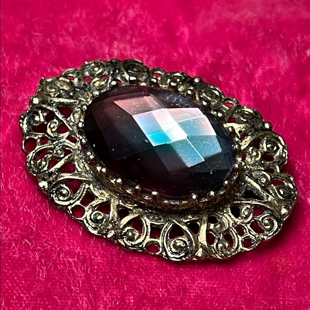 RARE VTG Faceted Oval Sappharine Color Changing Glass Ornate Gold Tone Brooch